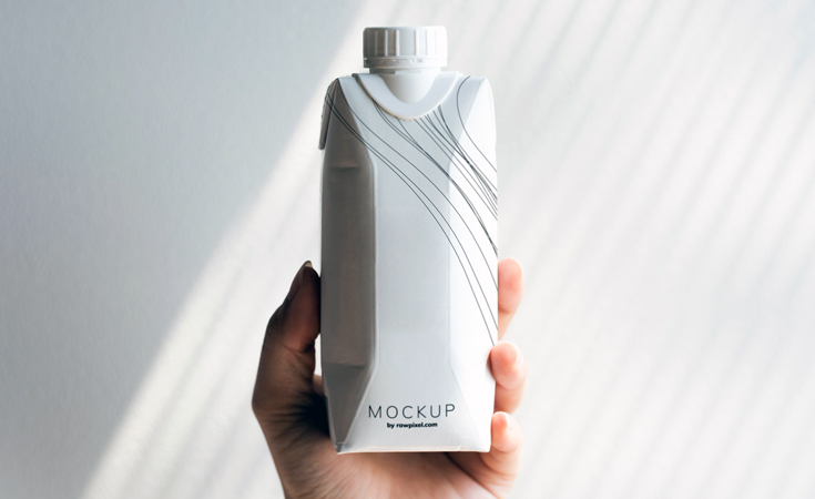 Person holding mockup bottle © Rawpixel.com