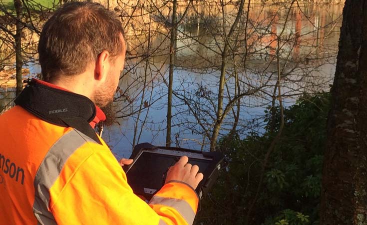 An ecologist conducting a survey © Thomsonec