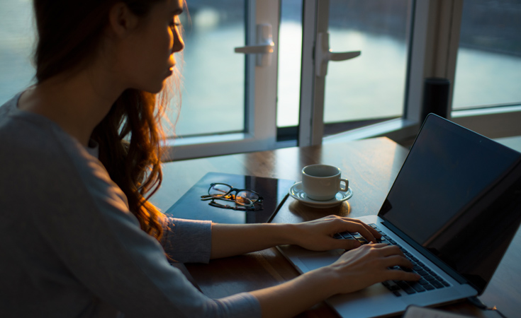 Woman sitting in front of MacBook © energepic.com