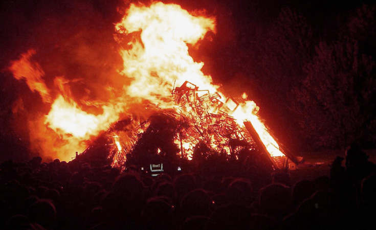 A communal bonfire on bonfire night © James Wragg / Flickr