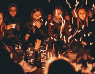 Bonfire party © Ethan Hu / Unsplash