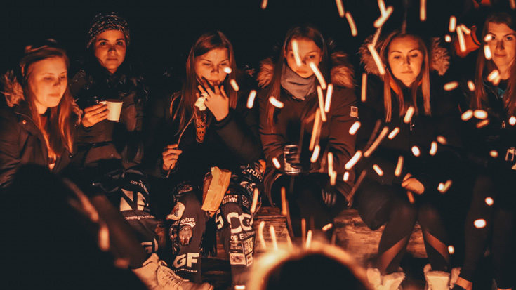 Bonfire party © Ethan Hu / Unsplash